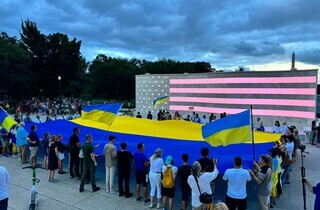 У центрі Вашингтона замайорів величезний прапор України (фото)