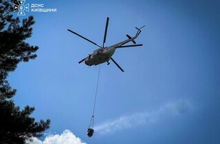 На Київщині досі палає ліс: до гасіння масштабної пожежі залучили авіацію ДСНС