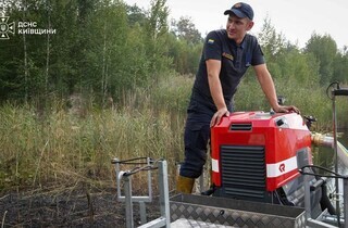 На Київщині досі палає ліс: до гасіння масштабної пожежі залучили авіацію ДСНС