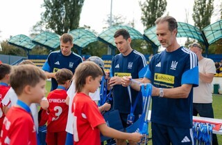 Збірна України з футболу зіграла шоу-матч проти 35 дітей (фото)