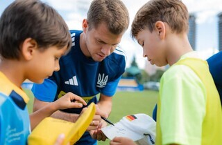 Збірна України з футболу зіграла шоу-матч проти 35 дітей (фото)