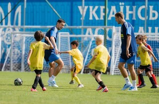 Збірна України з футболу зіграла шоу-матч проти 35 дітей (фото)