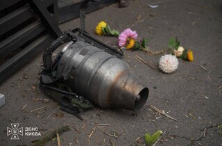 Уламки «Шахеда» впали біля житлових будинків у центрі Києва: перші деталі