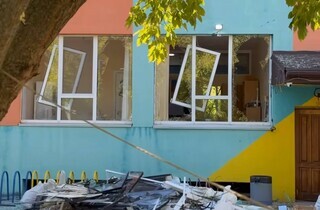 Росіяни поцілили у школу, де навчається доньки гумориста Юрія Ткача (фото)