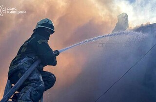 Ранкова атака на Київщину: у Бучанському районі палають склади, двоє поранених