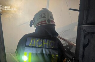 Ранкова атака на Київщину: у Бучанському районі палають склади, двоє поранених