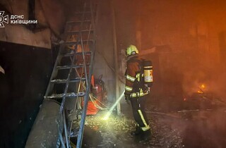 Ранкова атака на Київщину: у Бучанському районі палають склади, двоє поранених