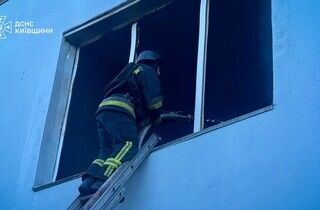 Ранкова атака на Київщину: у Бучанському районі палають склади, двоє поранених