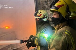 Ранкова атака на Київщину: у Бучанському районі палають склади, двоє поранених