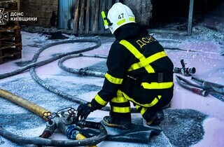 Ранкова атака на Київщину: у Бучанському районі палають склади, двоє поранених