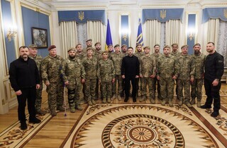 Зеленський відзначив воїнів, які з перших днів вторгнення захищали українські міста