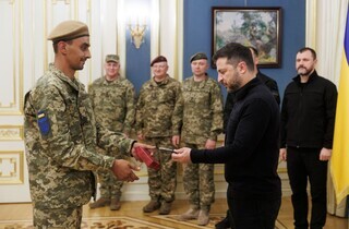 Зеленський відзначив воїнів, які з перших днів вторгнення захищали українські міста