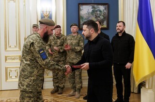 Зеленський відзначив воїнів, які з перших днів вторгнення захищали українські міста