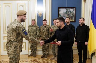 Зеленський відзначив воїнів, які з перших днів вторгнення захищали українські міста