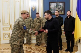 Зеленський відзначив воїнів, які з перших днів вторгнення захищали українські міста