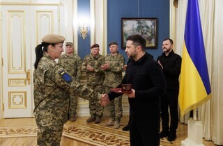 Зеленський відзначив воїнів, які з перших днів вторгнення захищали українські міста