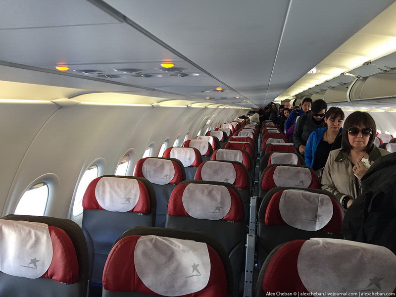 На борту самолета 24 кресла расположены рядом с запасными выходами и 12 за перегородками