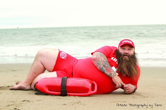Пляжная фотосессия весёлого бородатого мужчины взорвала сеть
