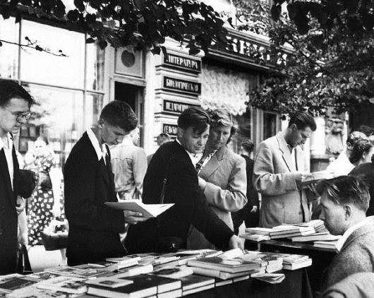 Торговля книгами на московской улице, 1958 год.