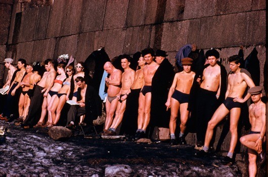 Солнечные ванны у стены Петропавловской крепости, 1958 год.
