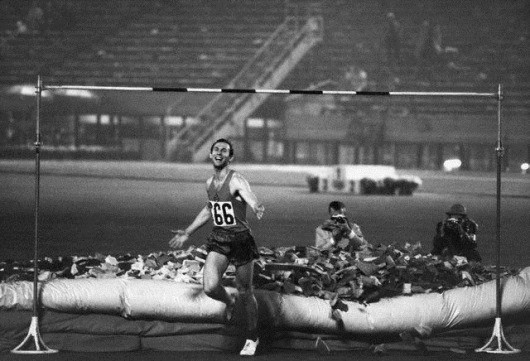 Валерий Брумель устанавливает новый мировой рекорд в прыжках в высоту, Ленинград, 1964 год.