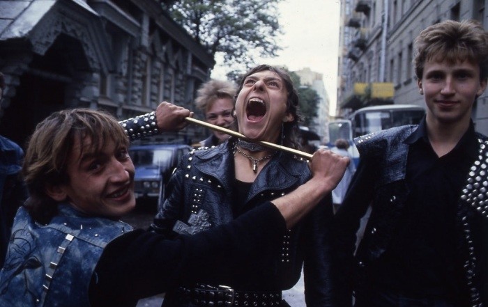 Подростки металлисты на Арбате. СССР, Москва, 1986 год. Фото: Сергея Борисова.
