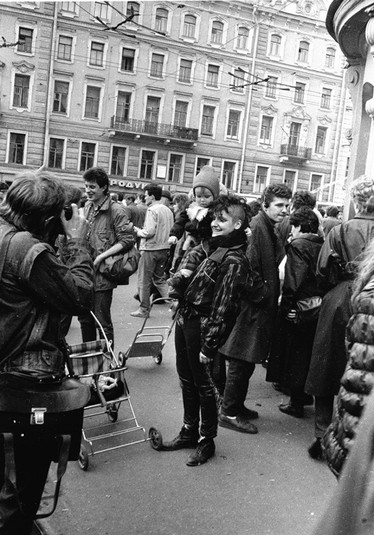 Металлиста с маленьким ребенком на руках. СССР, Ленинград, 1987 год. Фото: Ярослава Маева.

