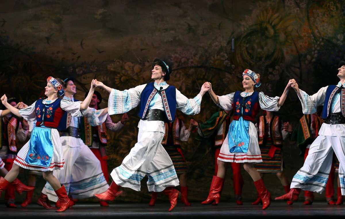 1 национальный украины. Украинский ансамбль гопака. Национальный украинский танец. Украинский народный танец.