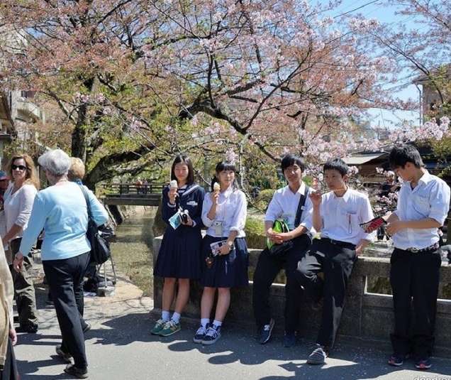 В некоторых школах Японии есть очень необычный предмет – «Любование природой». Его цель – научить школьников ценить красоту окружающей среды, которую из-за всемирной компьютеризации современные дети просто не замечают. Во время занятий дети изучают особенности развития и взаимодействия флоры и фауны. За эти наблюдения учителя выставляют им оценки, а в конце года школьники даже сдают экзамены.

