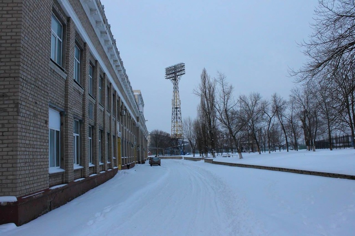Біль та порожнеча. Як зараз виглядає стадіон «Зорі» в окупованому Луганську (фото)