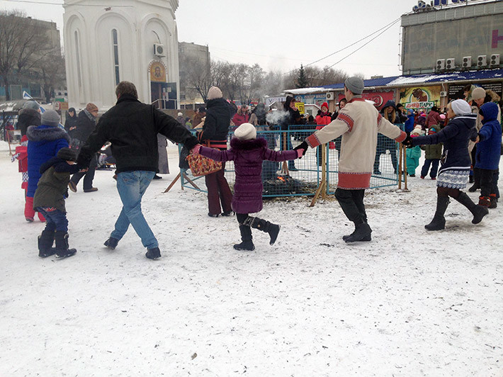 В окупованому Луганську на Масляну за безкоштовною кашею стояли сотні людей 