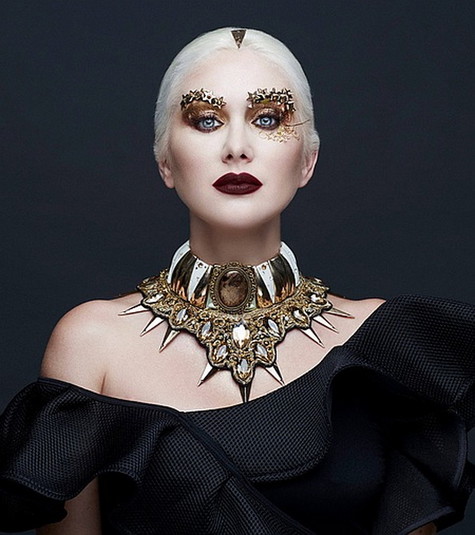 Украинская певица впечатлила фотосессией с королевским макияжем