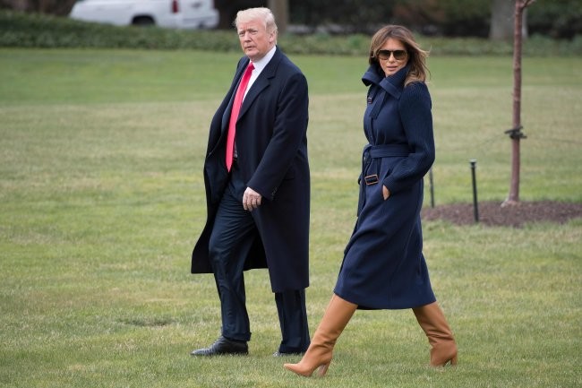 Мелания Трамп в стильном пальто и дорогих сапогах пообнималась с мужем