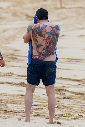 Огромный феникс на спине: Бена Аффлека раскритиковали в сети из-за татуировки 