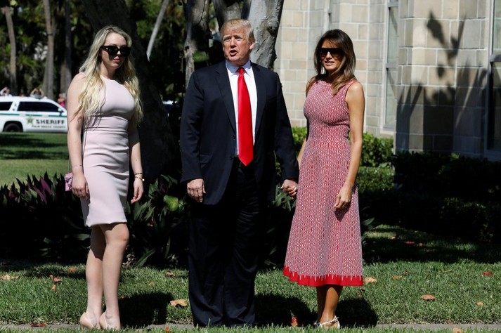 Меланія Трамп в елегантній сукні відвідала великодню службу у Флориді. Фотогалерея