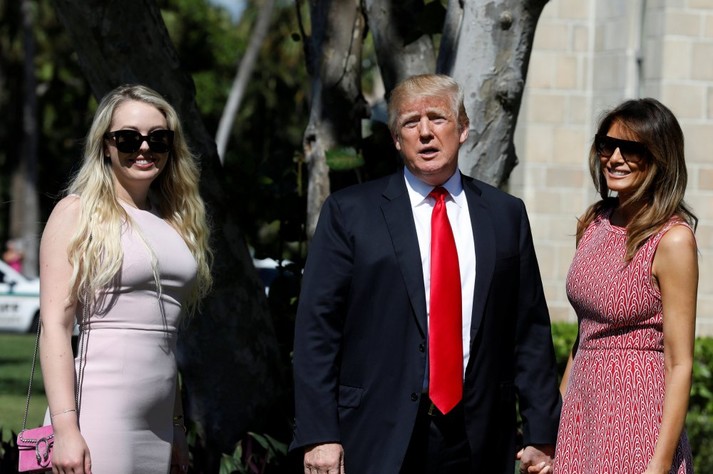 Меланія Трамп в елегантній сукні відвідала великодню службу у Флориді. Фотогалерея
