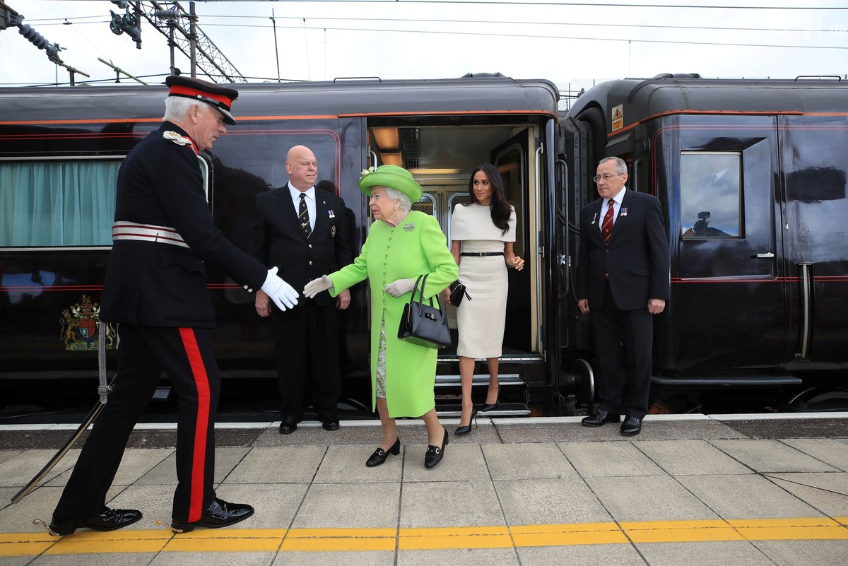 Принц Уильям и Кейт Миддлтон отправились в турне на королевском поезде: привилегия, которой почему-то была лишена герцогиня Кембриджская