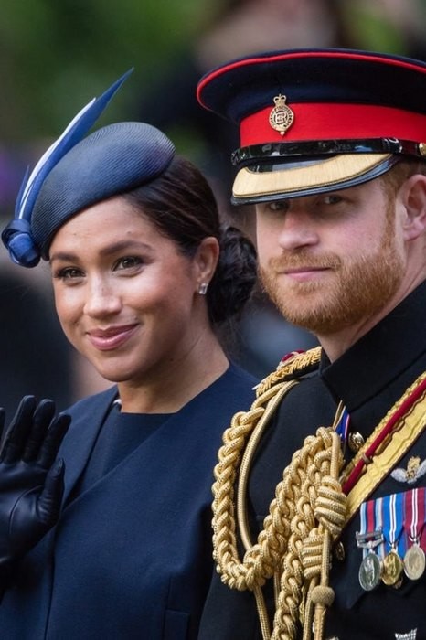 Третьим снимком королевский фотограф выбрал кадр, сделанный во время парада Trooping the Colour в Лондоне, посвященного дню рождения королевы. Это был первый выход Меган и Гарри после рождения их сына