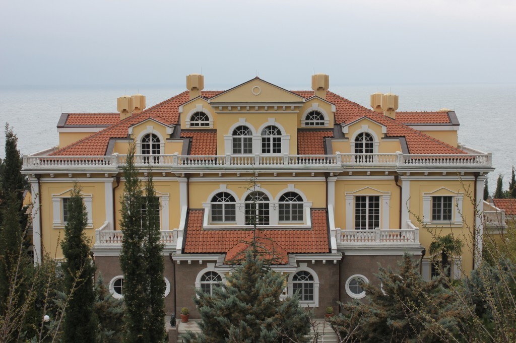 «Батя, я стараюсь». Колишня дружина Януковича живе у розкішному особняку в анексованому Криму. Фото