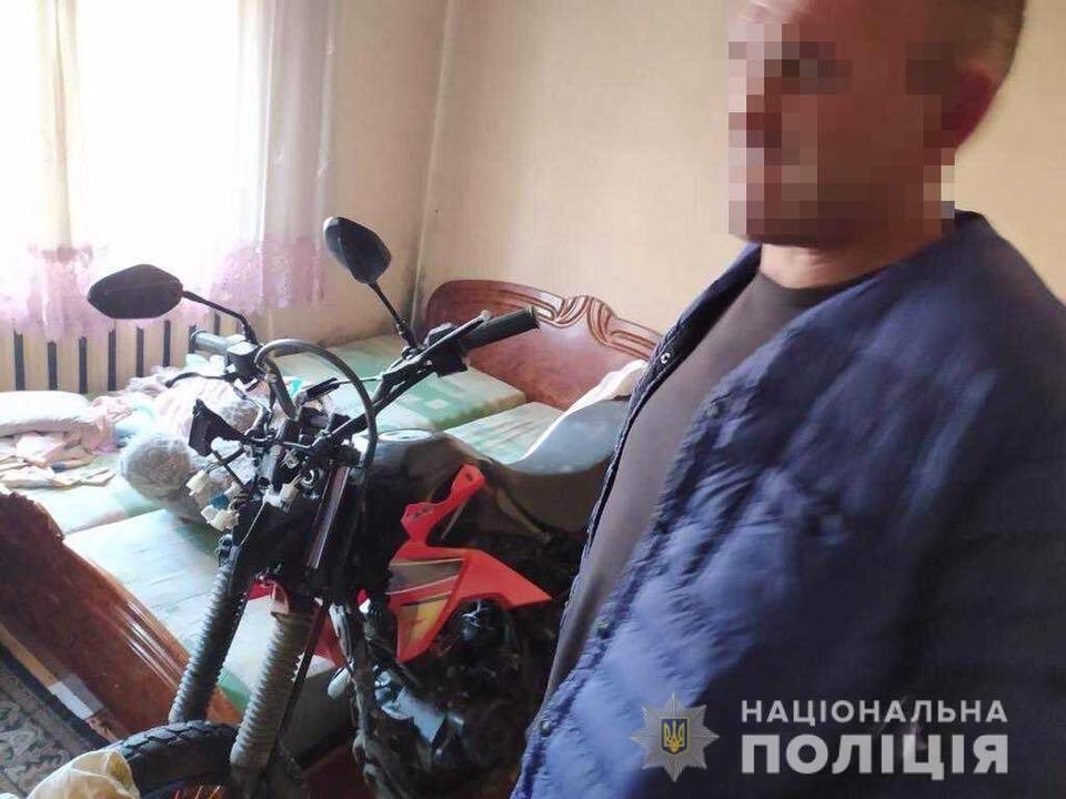 Курйоз: чоловік вкрав у поліцейських мотоцикл і заховав його у своїй спальні. Фото