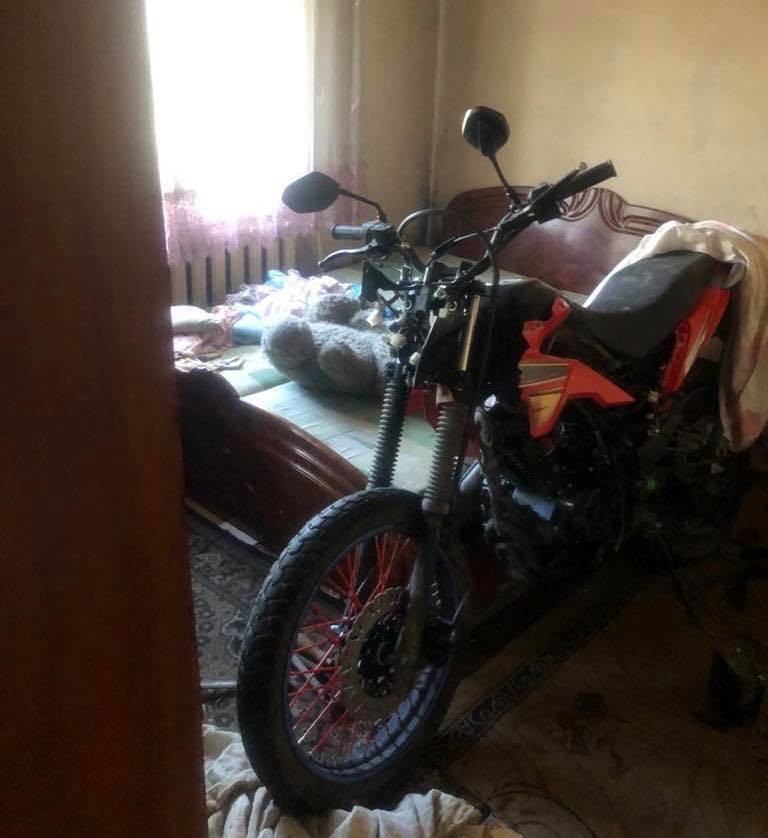 Курйоз: чоловік вкрав у поліцейських мотоцикл і заховав його у своїй спальні. Фото