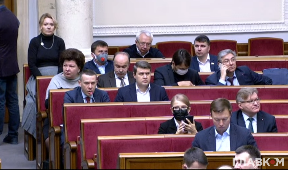 В тренді "коронавірусної" моди: Юля Тимошенко прийшла на засідання Верховної Ради в стильній медичній масці. Фото