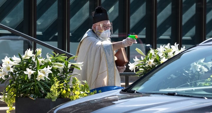 В США священник освящает прихожан из водяного пистолета (фото) 