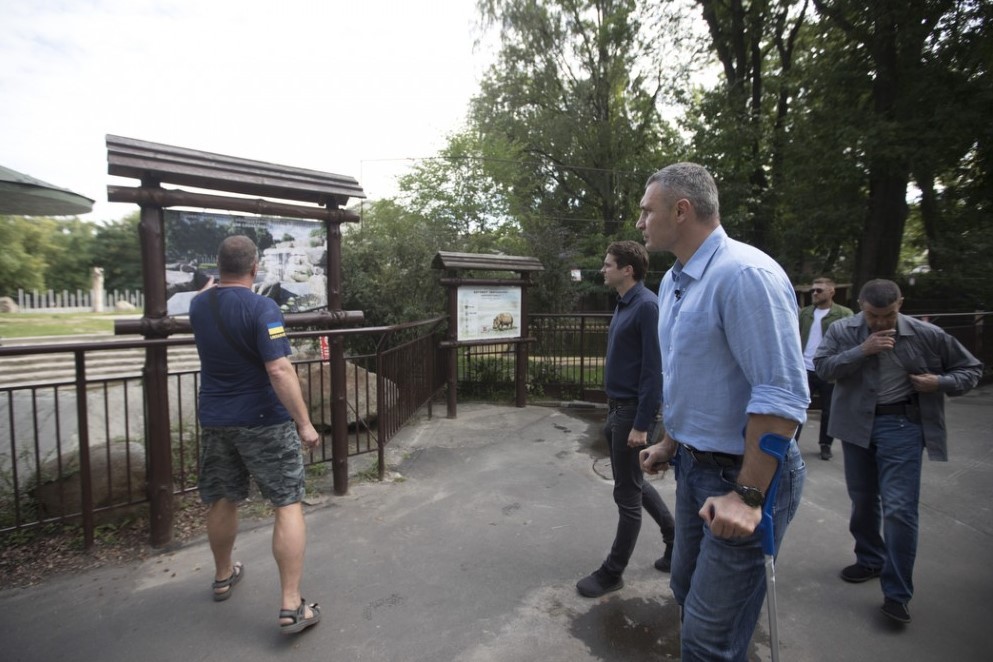 Як Кличко у київському зоопарку годував кавунами слона і бегемотиху. Фото
