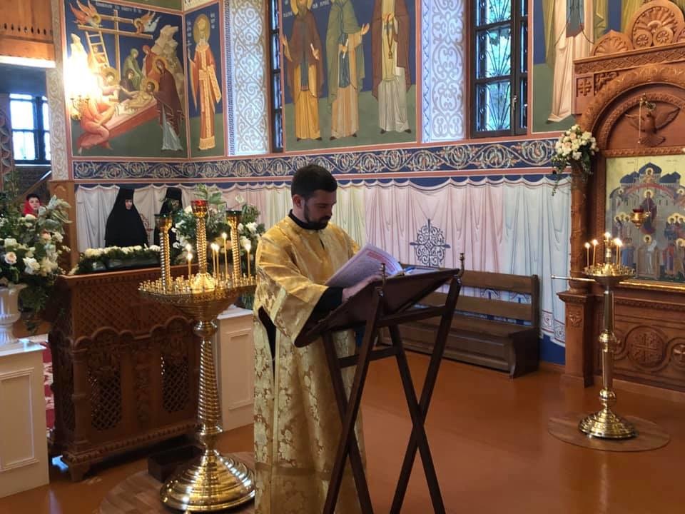 Один з керівників Офісу президента прислужує керівникам Московської церкви. Фото