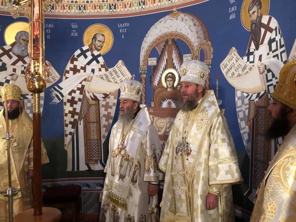 Один з керівників Офісу президента прислужує керівникам Московської церкви. Фото