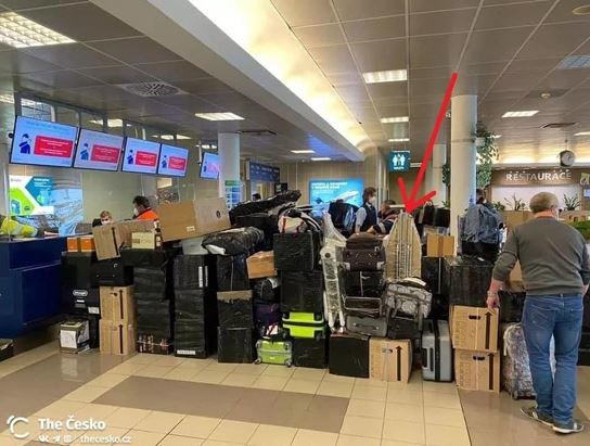 «Чемодан, вокзал…»: у мережі висміяли повернення російських дипломатів з Чехії ФОТО