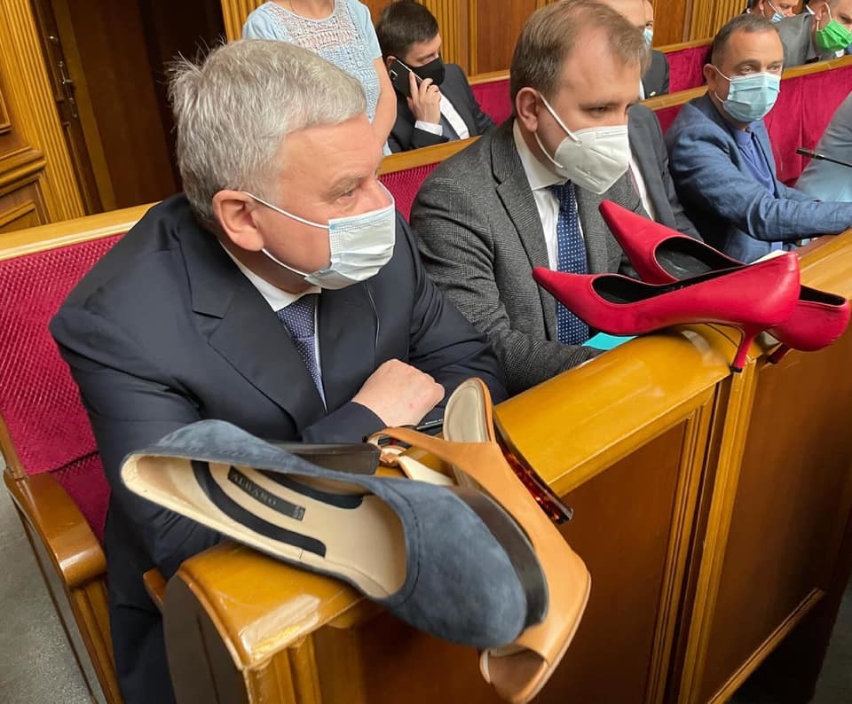 Червоні черевички для міністра оборони: депутатки подарували Тарану і Зеленському туфлі на підборах ФОТО