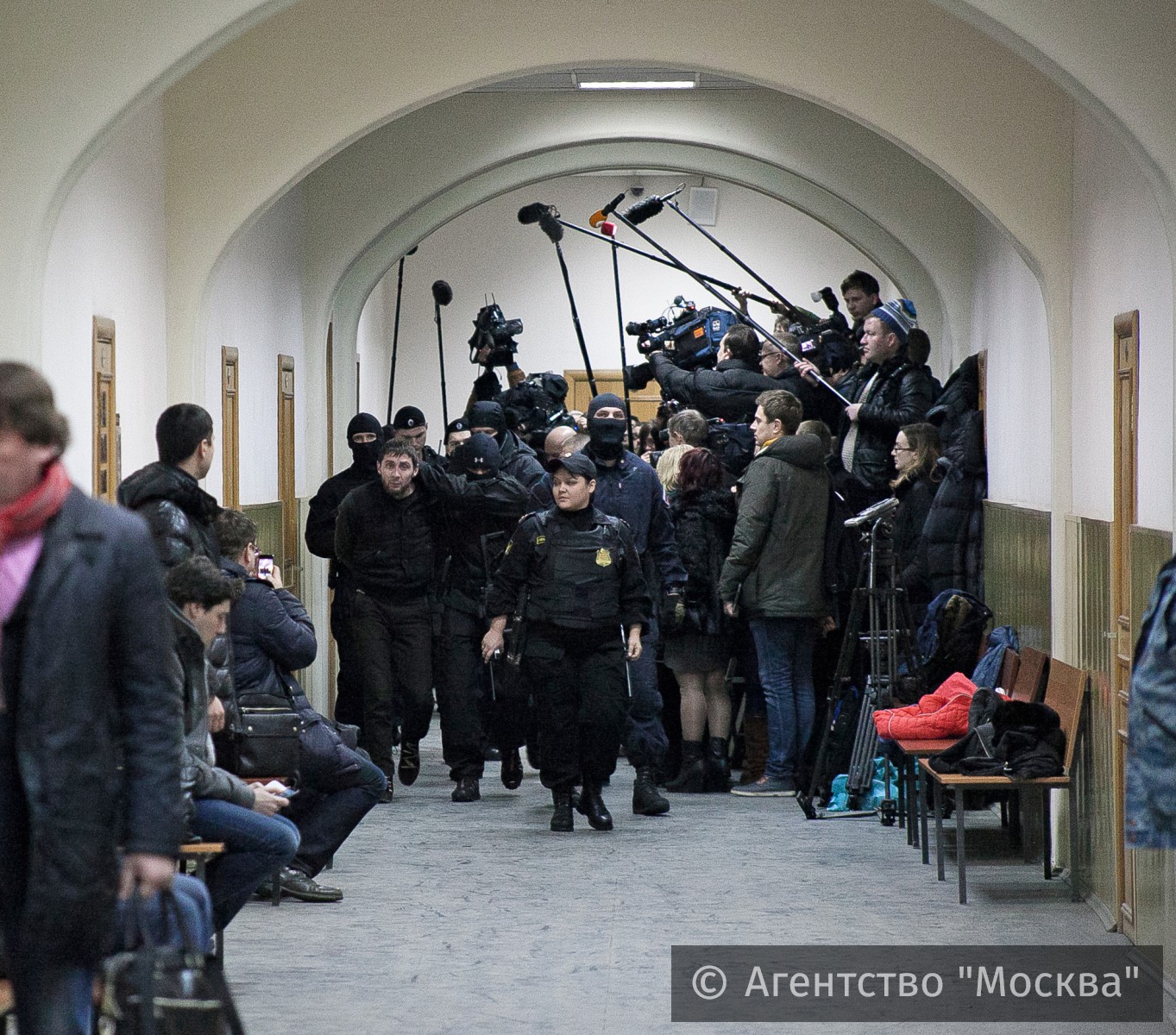 Метро судам. Басманный суд внутри. Басмановский суд внутри. Басманный суд залы. Съемки фильма на Басманном.