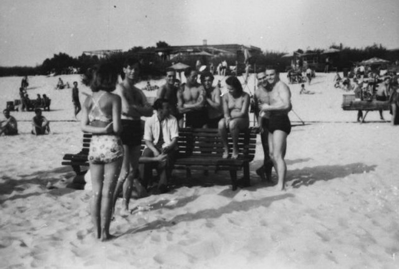 1942 год. Киевские девушки на пляже Труханова острова в компании немецких солдат. Фото: Фото: starkiev.com